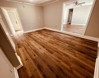 3210 Laurel Lane - Photo Thumbnail 4