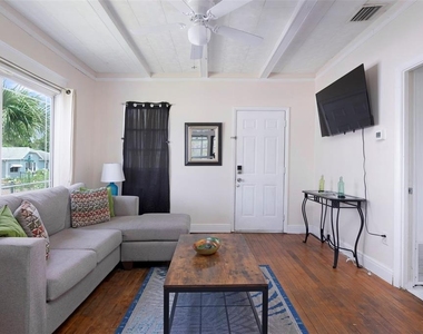 3860 Burlington Avenue N - Photo Thumbnail 4