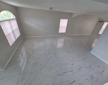 330 Aldershot Court - Photo Thumbnail 15