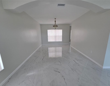 330 Aldershot Court - Photo Thumbnail 16