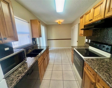 1605 Shady Ridge Court - Photo Thumbnail 8