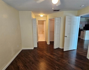 5483 Vineland Road - Photo Thumbnail 11