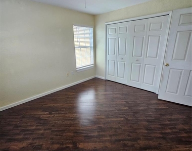 5483 Vineland Road - Photo Thumbnail 6