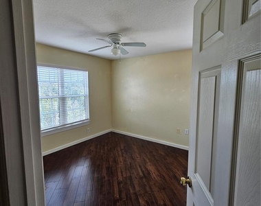 5483 Vineland Road - Photo Thumbnail 9