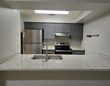 2738 Hunt Club Lane - Photo Thumbnail 5