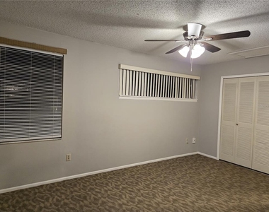 2738 Hunt Club Lane - Photo Thumbnail 24