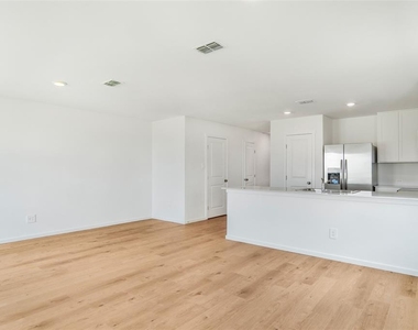 931 Phoenix Street - Photo Thumbnail 6