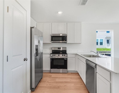 931 Phoenix Street - Photo Thumbnail 9