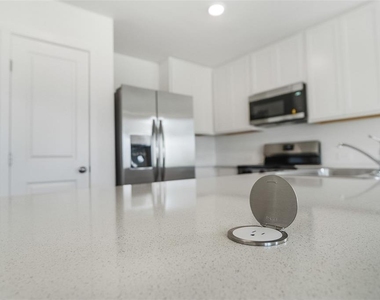 931 Phoenix Street - Photo Thumbnail 8