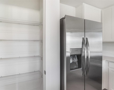 931 Phoenix Street - Photo Thumbnail 10
