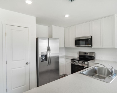 931 Phoenix Street - Photo Thumbnail 7