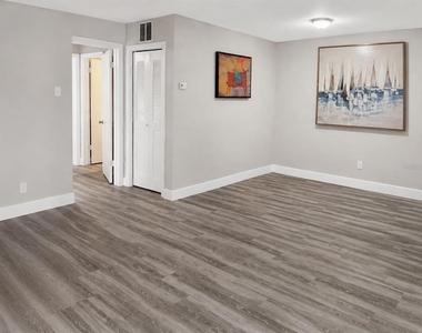 224 Afton Square - Photo Thumbnail 2