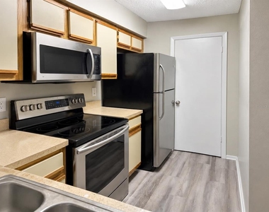 224 Afton Square - Photo Thumbnail 3