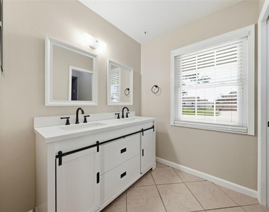 917 Alabama Woods Lane - Photo Thumbnail 12