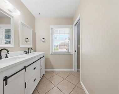 917 Alabama Woods Lane - Photo Thumbnail 11