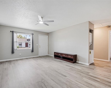 106 Lake Villa Way - Photo Thumbnail 9
