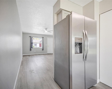 106 Lake Villa Way - Photo Thumbnail 6