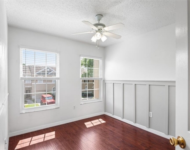 10112 Farmingdale Place - Photo Thumbnail 11