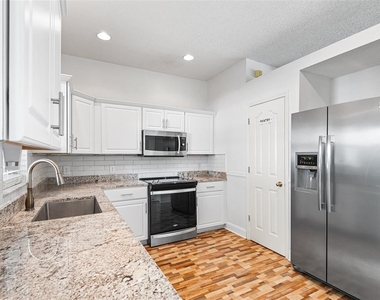 10112 Farmingdale Place - Photo Thumbnail 4