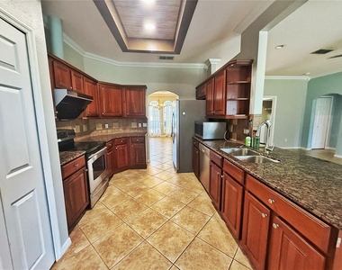 2222 Caxton Avenue - Photo Thumbnail 3