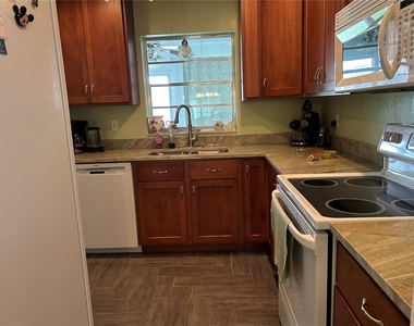 1359 Glendale Circle W - Photo Thumbnail 4