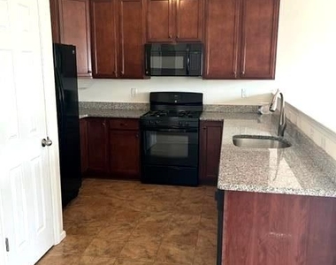 974 King Way - Photo Thumbnail 3