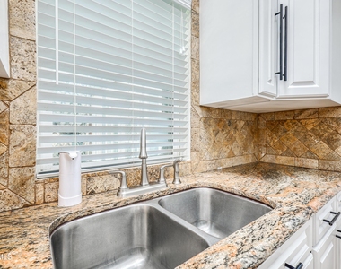 715 E Robinson Avenue - Photo Thumbnail 16