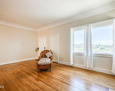 715 E Robinson Avenue - Photo Thumbnail 7