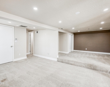 715 E Robinson Avenue - Photo Thumbnail 38