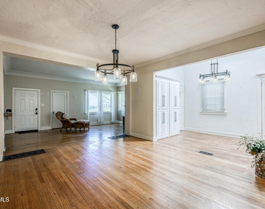 715 E Robinson Avenue - Photo Thumbnail 9