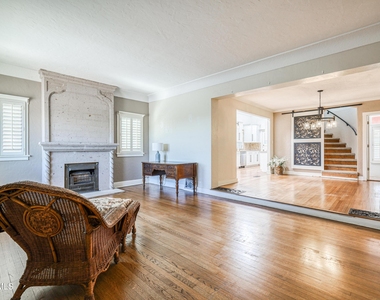 715 E Robinson Avenue - Photo Thumbnail 4