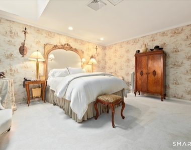 281 Pequot Avenue - Photo Thumbnail 13