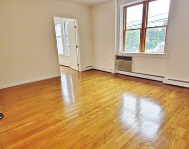 25-20 Ditmars Boulevard - Photo Thumbnail 9