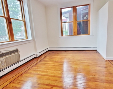 25-20 Ditmars Boulevard - Photo Thumbnail 4