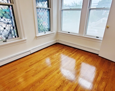25-20 Ditmars Boulevard - Photo Thumbnail 7
