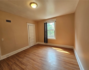 105 Sherman Parkway - Photo Thumbnail 12