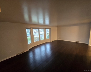 161 Foxpoint W - Photo Thumbnail 7