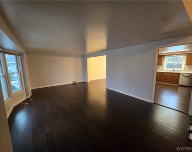161 Foxpoint W - Photo Thumbnail 6
