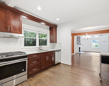 1669 Emerald Avenue Sw - Photo Thumbnail 11