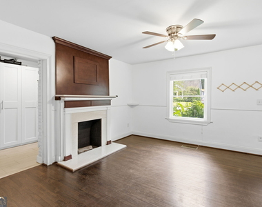 1669 Emerald Avenue Sw - Photo Thumbnail 4