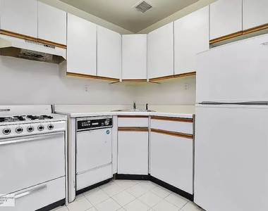 220 East 24th Street - Photo Thumbnail 2