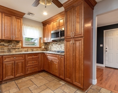 7 Bari Dr - Photo Thumbnail 10