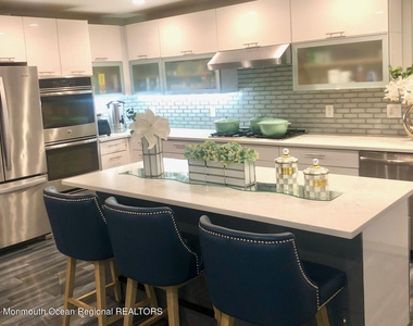 410 Burlington Avenue - Photo Thumbnail 9