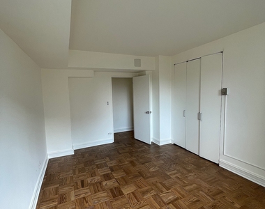 East 71st Street - Photo Thumbnail 3