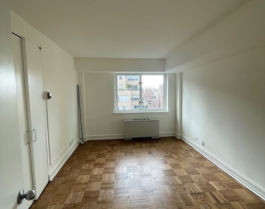 East 71st Street - Photo Thumbnail 4