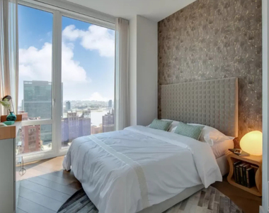 East 59 Street - Photo Thumbnail 3