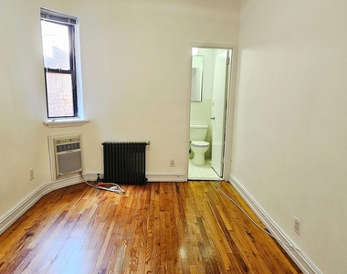 East 81 Street - Photo Thumbnail 3