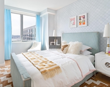 West 57th Street - Photo Thumbnail 3