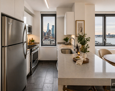 West 57th Street - Photo Thumbnail 6