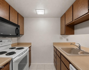 3033 E Devonshire Avenue - Photo Thumbnail 3